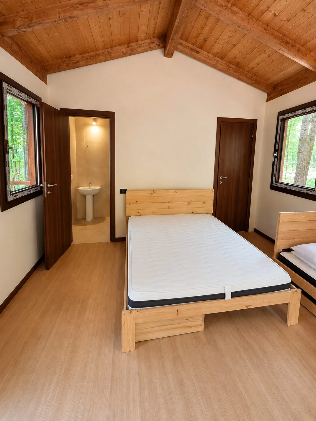 Interno accogliente in legno di una casa sull'albero